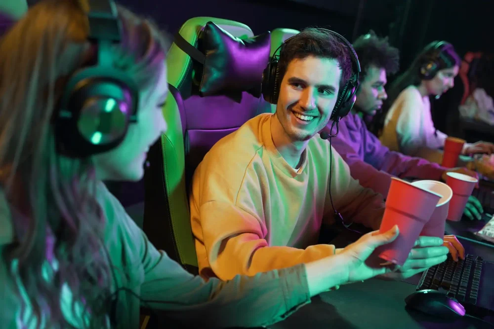 medium-shot-smiley-people-playing-videogame